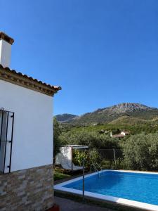 a villa with a swimming pool and mountains in the background at Casa Manila in Colmenar +32 photos