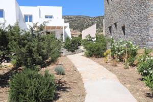 a walkway in front of a building with plants at Villa Kairos in Angairiá