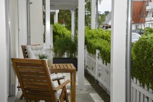 a porch with a wooden table and chairs at FeWo Gisa - Graal Müritz in Graal-Müritz