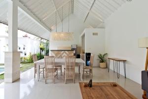 a dining room and kitchen with a table and chairs at Villa Niluh in Canggu