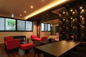 a living room with red chairs and a table at Préciosité Chigasaki プレシオジテ茅ヶ崎 in Chigasaki