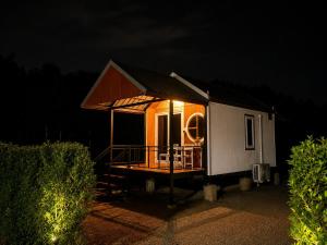 a tiny house is lit up at night at Nordic Mountain View in Ban Khlong Chi Lat