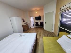 a hotel room with a bed and a television at חלום בהר- 2 סוויטות מפנקות עם בריכה ואמבט ספא במתחם in ‘Ein el Asad