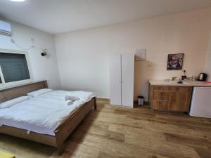 a bedroom with a bed and a sink at חלום בהר- 2 סוויטות מפנקות עם בריכה ואמבט ספא במתחם in ‘Ein el Asad