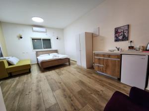 a room with a kitchen with a sink and a refrigerator at חלום בהר- 2 סוויטות מפנקות עם בריכה ואמבט ספא במתחם in ‘Ein el Asad
