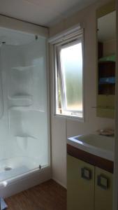 a bathroom with a tub and a sink and a window at U Sortipiani in Sortipiani