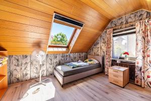 a bedroom in a tiny house with a bed and a window at Ferienhaus Eiffelperle in Kaisersesch