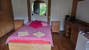 a bedroom with a bed with a pink blanket at aschis Lodge 2 in Soubey