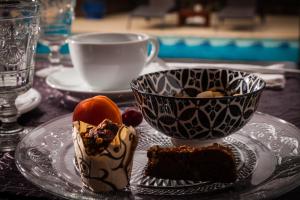 阿格德角的住宿－貝日里卡普酒店，一块蛋糕和一杯咖啡的盘子