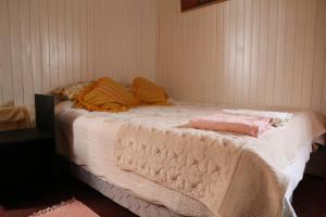 A bed or beds in a room at Casa Chilhué - Hostal Residencial