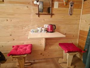 a room with two red padded seats in a cabin at Le cocon de Lili et de Patrick in Draveil