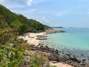 a view of the ocean from a rocky beach at Benny monkey house in Rayong +2 photos