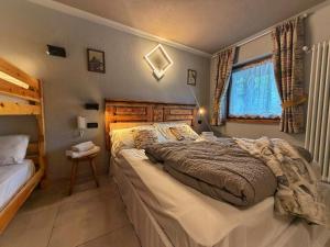 ein Schlafzimmer mit einem großen Bett und einem Fenster in der Unterkunft Hotel Chacaril in Pila