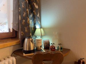 ein Tisch mit einer Lampe auf einer Wand in der Unterkunft Hotel Chacaril in Pila