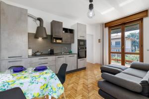 a kitchen and living room with a table and chairs at Villa Giusy in Verdellino