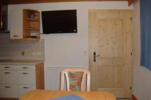 Telewizja i/lub zestaw kina domowego w obiekcie Ferienwohnung Nussbaum