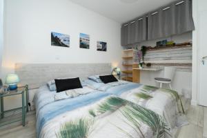 two beds sitting next to each other in a bedroom at Chambre d'hôtes Spiren in Baden