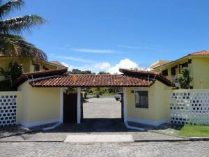 un edificio con una puerta que conduce a un aparcamiento en APARTAMENTO 1 QUARTO EM PORTO SEGURo, en Porto Seguro