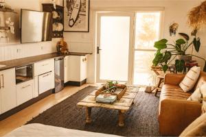 ein Wohnzimmer mit Sofa und Couchtisch in der Unterkunft Studio 34 - Nelson Bay in Nelson Bay