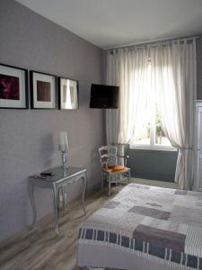 Säng eller sängar i ett rum på Logis Hotel L'Occitan