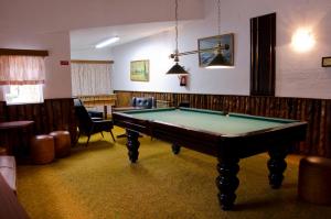Uma mesa de bilhar em VIP Inn Miramonte Hotel