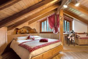 a bedroom with a bed in a wooden house at Bnb Erba Maga in Rabbi