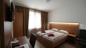 a hotel room with a bed and a dining table at Berl Inn in Berlin