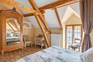 a bedroom with a bed and a mirror and a desk at Chambres D'hôtes 4 Saisons in Villefranche-Sur-Cher