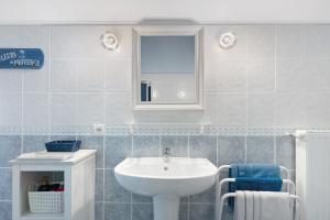 a bathroom with a sink and a mirror at Chambres D'hôtes 4 Saisons in Villefranche-Sur-Cher