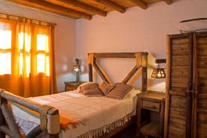 Un pat sau paturi într-o cameră la Las Espuelas Casas de Montaña +80 fotografii