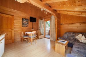 a living room with a couch and a table at Lienelehof in Moso