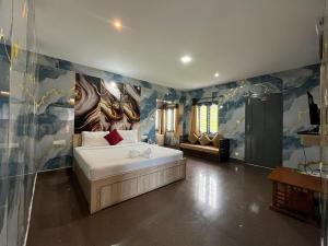 ein Schlafzimmer mit einem Bett und einem Gemälde an der Wand in der Unterkunft silver bett in Lovedale