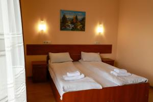 a bedroom with a bed with towels on it at Sukhoviia in Yasinya