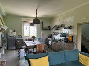 a living room with a couch and a table and a kitchen at Vigne Del Garda in Villafranca di Verona