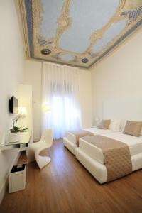 1 dormitorio con 2 camas y techo en Al Castello Luxury B&B, en Reggio Calabria