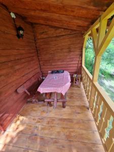 a table in the inside of a wooden cabin at La căsuța din poveste in Pătîrlagele