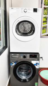 a washer and dryer in a room at Phước Hải Đẹp Homestay in Chợ Phước Hải