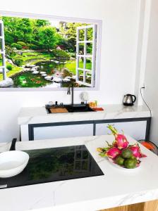 a kitchen with a sink and a bowl of fruit on a counter at Phước Hải Đẹp Homestay in Chợ Phước Hải +13 photos