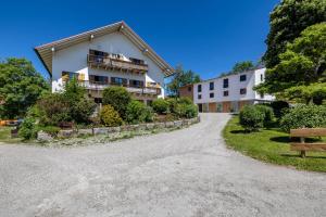an empty road in front of a building at Hof am Ammersee in Pähl