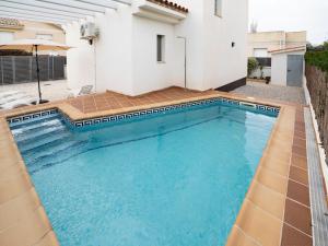 a swimming pool in the backyard of a house at Villa Joan in Riumar