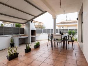 a patio with a table and chairs on a balcony at Villa Joan in Riumar