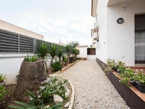a courtyard of a house with plants at Villa Joan in Riumar