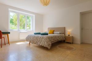 a bedroom with a bed and a window at Charmante Maison Vallon pont d'Arc in Vallon-Pont-dʼArc