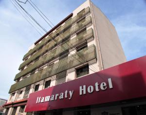 un edificio con un cartel de hotel Hamney delante de él en Itamaraty Hotel, en Anápolis