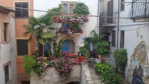an alley with flowers on the side of a building at I QuattroGioielli in SantʼAngelo le Fratte