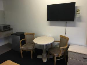 TV a/nebo společenská místnost v ubytování Mayfair Motel