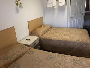 Postel nebo postele na pokoji v ubytování Mayfair Motel