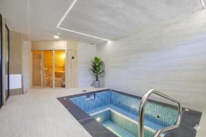 a bathroom with a blue tub in a room at Rialto Millau Coliving in Villaviciosa de Odón