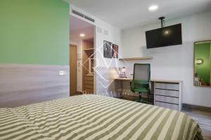 a bedroom with a bed and a desk and a chair at Rialto Millau Coliving in Villaviciosa de Odón