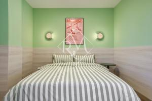 a bedroom with a bed and a picture on the wall at Rialto Millau Coliving in Villaviciosa de Odón +4 photos